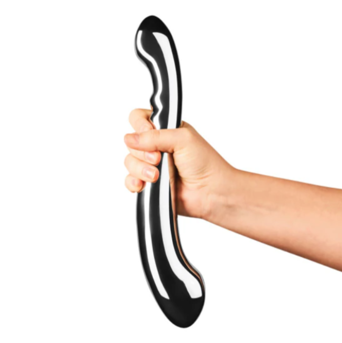 Women holding the Contour wand in her right hand