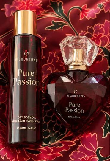 Pair your Travel Eau de Parfum with the HighOnLove Pure Passion Dry Body Oil for a richer, longer-lasting fragrance experience wherever you go.