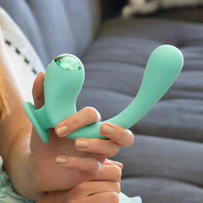 a women holding the Jimmy Jane Reflexx Rabbit 2 inbetween her fingers