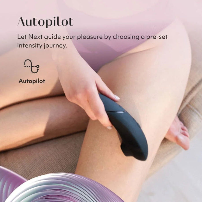 Woman holding the Womanizer Next 3D featuring the autopilot feature 